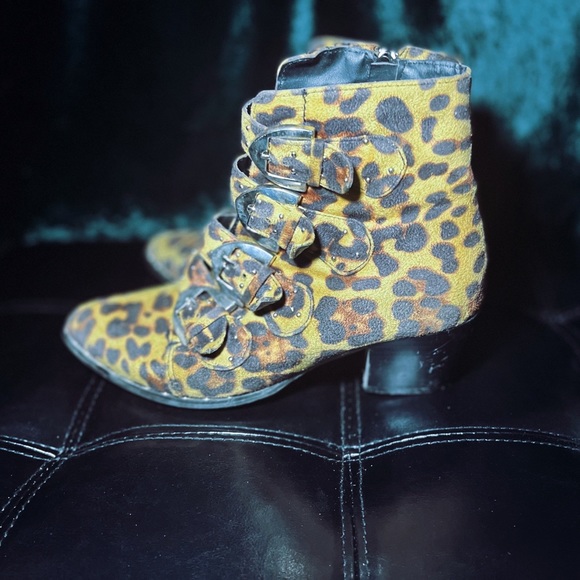 Boohoo Leopard Booties - Picture 2 of 4